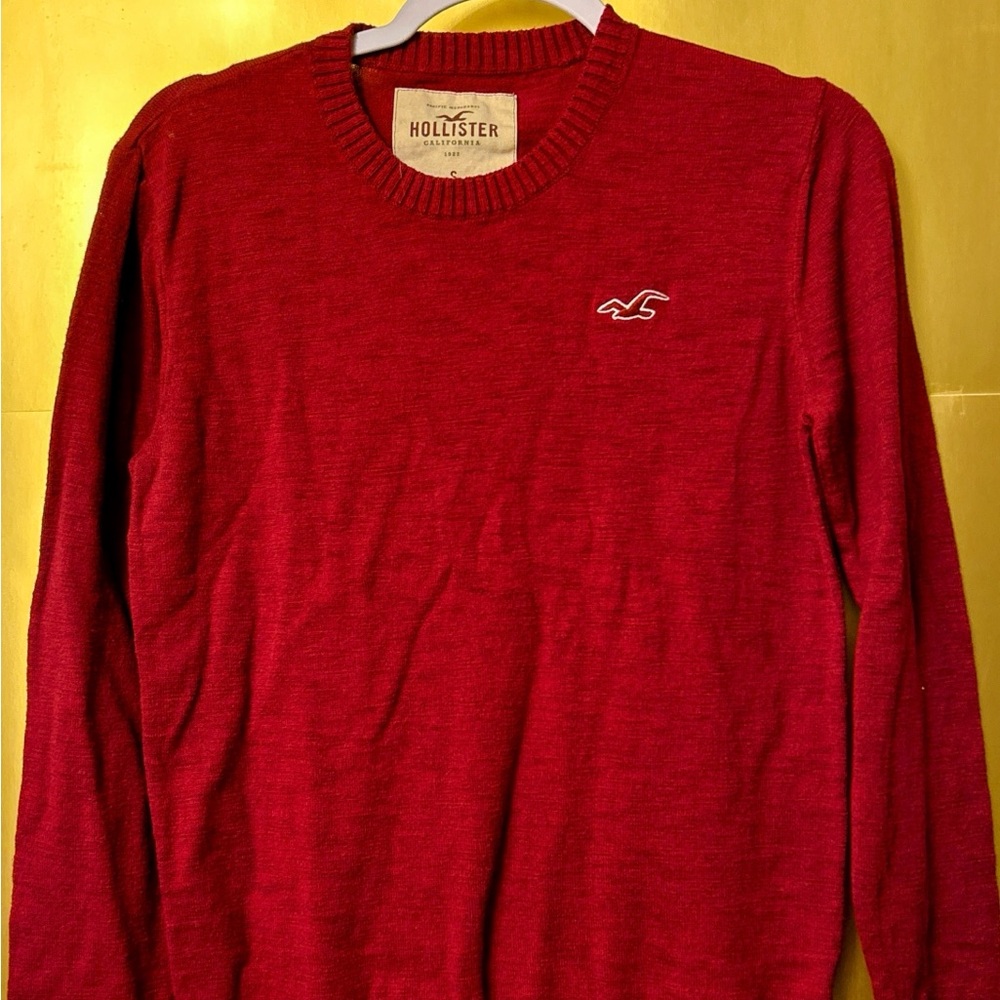 Hollister Men's Red Sweater